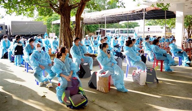 Vietnamese citizens returning from Singapore at a quarantine facility in Soc Trang province (Photo VNA) 