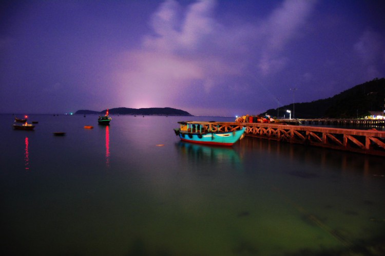 Panagiotis Papadopoulos, a tourist from Greece, shares his amazement at the beauty of Cu Lao Cham through a range of photographs which feature different aspects of the archipelago. In the photo, a wharf can be seen in the late evening.