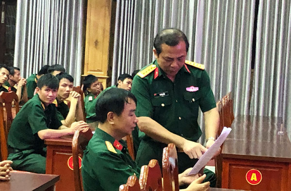 Chỉ huy trưởng Bộ CHQS tỉnh Vũ Văn Điền trao đổi với cán bộ chiến sĩ trong hội nghị