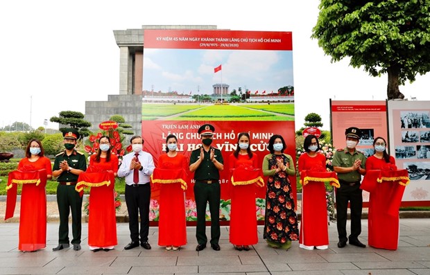 At the opening ceremony of the exhibition (Photo: VNA)