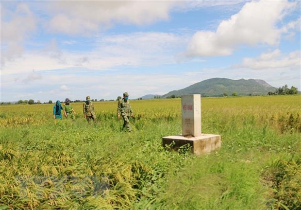 Officers and soldiers of Lac Quoi Border Guard Station in An Giang province in a patrol. (Photo: VNA)