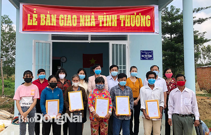 Thaco hands over 5 charity houses to poor households