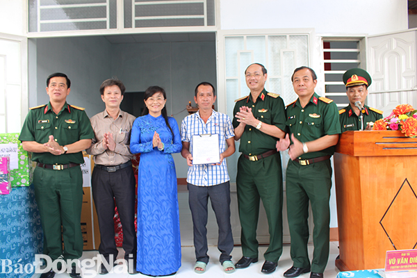 Handing over two gratitude houses in Thong Nhat