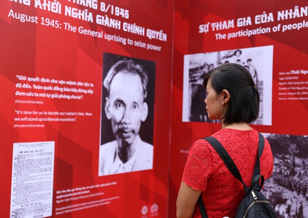 A visitor to the exhibition at the Imperial Citadel of Thang Long on August 31 (Photo: VNA)