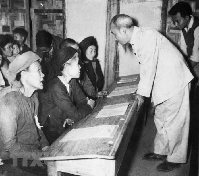 Bác Hồ đến thăm lớp học bổ túc văn hóa của phụ nữ lao động khu phố Lương Yên, Hà Nội (ngày 27-3-1956). Ảnh: Tư liệu/ TTXVN