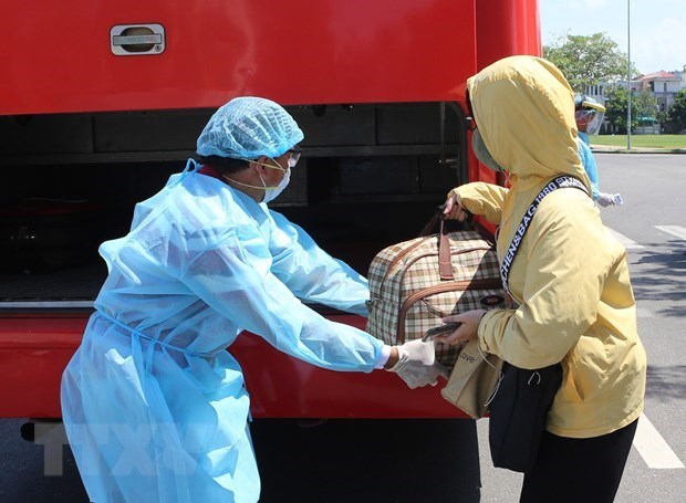 A stranded tourist in the central city of Da Nang is supported to return home. (Photo: VNA)