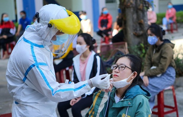 A health worker takes a swab for COVID-19 testing (Photo: VNA)