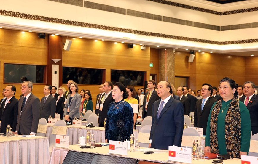 National Assembly Chairwoman Nguyen Thi Kim Ngan, Chairwoman of AIPA-41, Prime Minister Nguyen Xuan Phuc, Chairman of ASEAN 2020 and delegates perform the flag-raising ceremony.