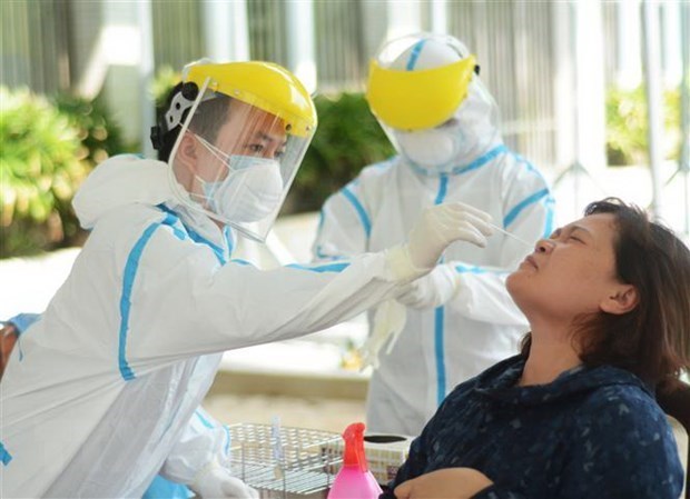 A health worker takes a swab for COVID-19 testing (Photo: VNA)