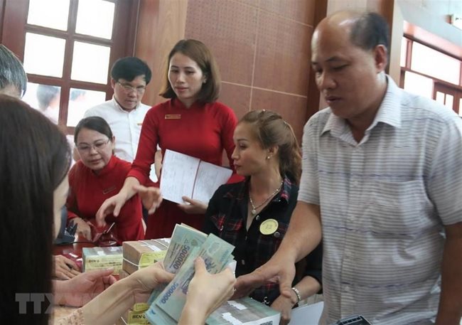 A resident affected by the Long Thanh airport project receives compensation. The government of Long Thanh District of Dong Nai Province has spent VND950 billion on compensating 500 households – PHOTO: VNA