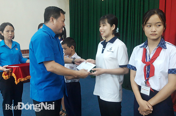 Awarding scholarships for children of poor workers