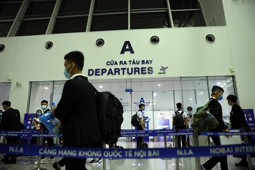 Passengers wait to handle boarding procedures at Noi Bai International Airport in Hanoi__Photo: VNA