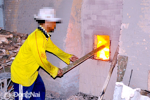 Một lò gạch tại xã An Phước (H.Long Thành) còn đốt lò bằng củi. Ảnh tư liệu