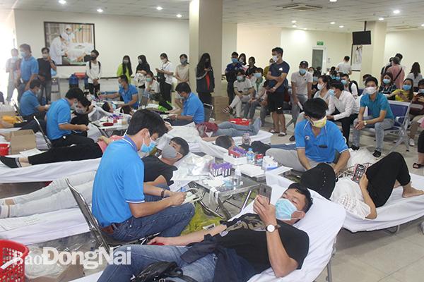 Đông đảo người dân tham gia hiến máu tình nguyện tại Bệnh viện Quốc tế Hoàn Mỹ Đồng Nai.