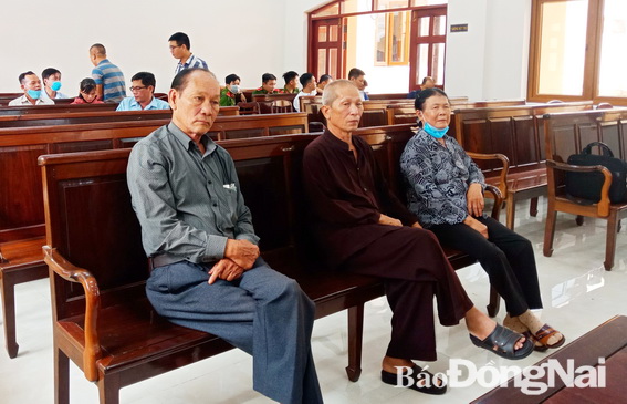 Ông Trần Hữu Sỹ (ở giữa) tham gia phiên tòa xét xử vào ngày 25-9