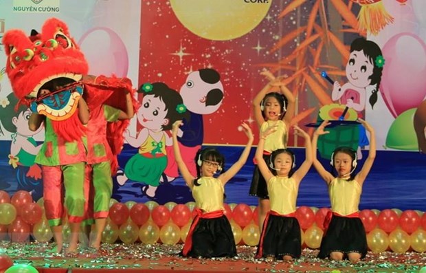 Top leader shares children's Mid-Autumn Festival joy