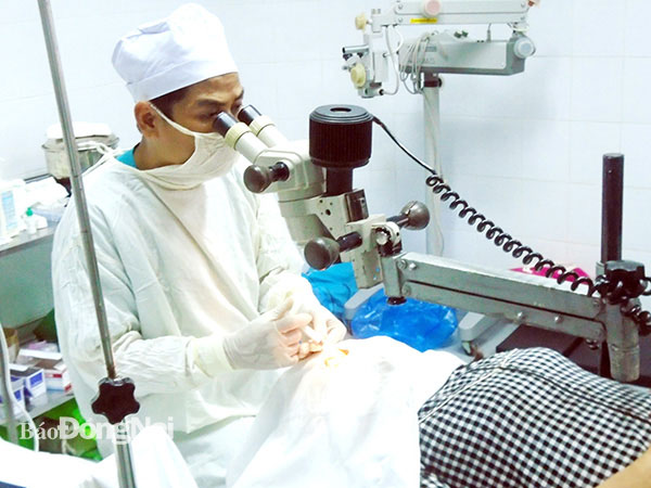 Bác sĩ của chương trình Đem lại ánh sáng cho người mù nghèo phẫu thuật mắt cho một bệnh nhân nghèo ở H.Xuân Lộc. Ảnh: H.Đình