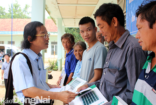 100 gifts for poor households in Tan Phu district