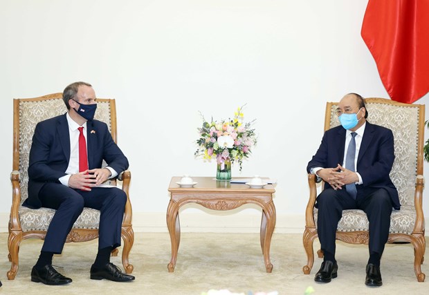 Prime Minister Nguyen Xuan Phuc (R) and UK Secretary of State for Foreign, Commonwealth and Development Affairs and First Secretary of State Dominic Raab at their meeting on September 30.