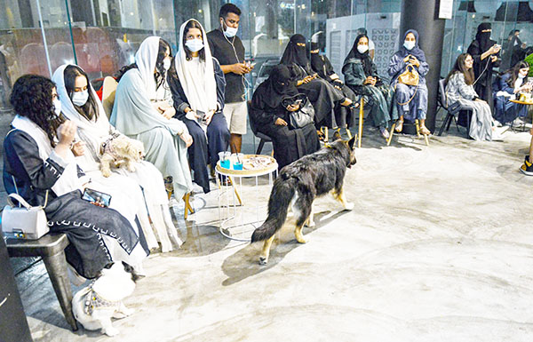 Khách hàng tại quán cà phê “The Barking Lot” ở TP.Khobar, Saudi Arabia. Ảnh: AFP/ TTXVN 