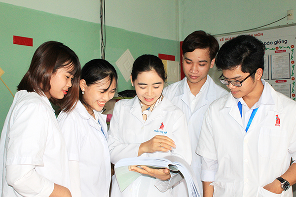 Chị Trần Thị Hà (giữa) trao đổi với sinh viên về nội dung bài học trong thời gian còn làm nhiệm vụ đứng lớp. Ảnh: Nga Sơn
