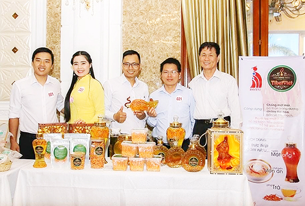 Chị Trần Thị Hà (thứ 2 từ trái sang) cùng những cộng sự tham gia trưng bày sản phẩm đông trùng hạ thảo tại các hội nghị. Ảnh: Nhân vật cung cấp