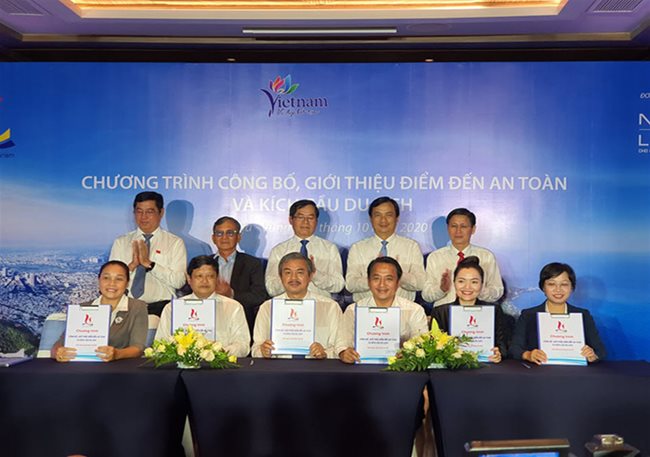 Representatives of HCMC and other southeastern localities pose for a group photo at a signing ceremony held on October 2 in Ba Ria-Vung Tau Province, to jointly launch a tourism stimulus program – PHOTO: NLDO