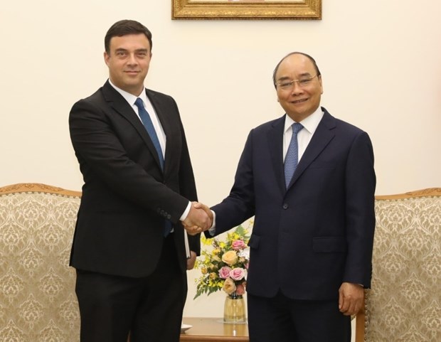 Prime Minister Nguyen Xuan Phuc (R) and Israeli Ambassador Nadav Eshcar at the meeting in Hanoi on October 7.