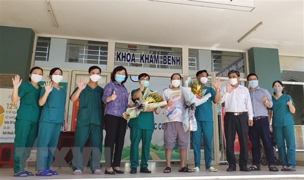 Doctors at Hoa Vang Hospital in Da Nang city for COVID-19 treatment bid goodbye to the last COVID-19 patient of the hospital (Photo: VNA)