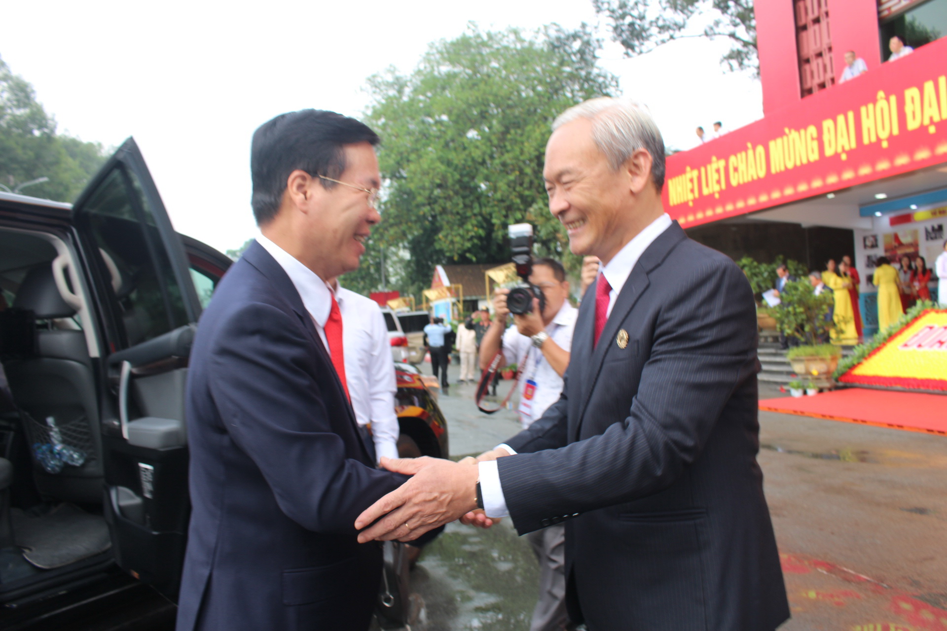 Secretary of Dong Nai provincial Party Committee Nguyen Phu Cuong welcomes Secretary of the Communist Party of Vietnam Central Committee Vo Van Thuong to the event 