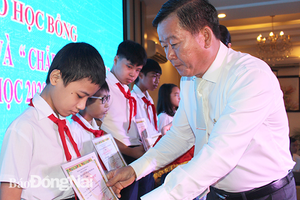 Trao 203 suất học bổng Chắp cánh ước mơ và Nguyễn Văn Ký