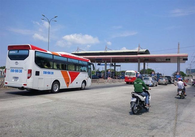 Vehicles travel through a BOT tollgate. The Tan Phu BOT tollgate in Dong Nai Province will suspend toll collection from 2.00 p.m. on October 20 – PHOTO: VNA