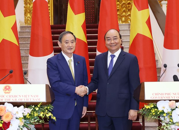 Prime Minister Nguyen Xuan Phuc (R) and his Japanese counterpart Suga Yoshihide in Hanoi on October 19 (Photo: VNA)