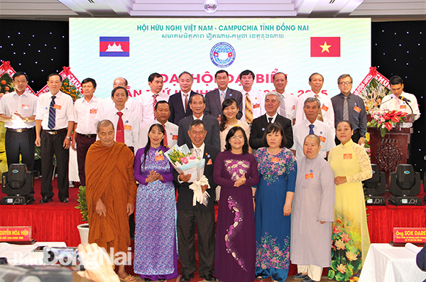 Phó chủ tịch UBND tỉnh Nguyễn Hòa Hiệp tặng hoa chúc mừng Ban Chấp hành Hội hữu nghị Việt Nam – Campuchia tỉnh Đồng Nai lần thứ II, nhiệm kỳ 2020 – 2025.