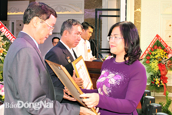 Phó chủ tịch UBND tỉnh Nguyễn Hòa Hiệp tặng bằng khen của UBND tỉnh cho các cá nhân, tập thể có đóng góp tích cực trong hoạt động Hội hữu nghị Việt Nam – Campuchia tỉnh Đồng Nai nhiệm kỳ 2015- 2020.