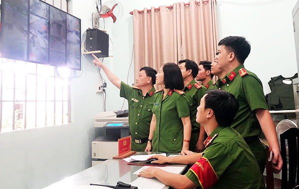 Công an P.Trảng Dài (TP.Biên Hòa) theo dõi tình hình an ninh trật tự qua hệ thống camera an ninh trên địa bàn phường. Ảnh: Trần Danh