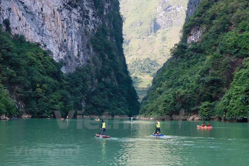 The competition takes place at Tu San canyon where tourists can admire spectacular beauty of mountains, deep green Nho Que River winding long pass foot, immense green corn fields or mossy stilt houses hidden in clouds and mountains.