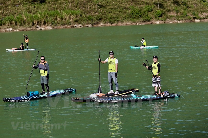Rowers rejoice at the completion of more than 6km journey from the Nho Que 1 hydroelectricity over the Tu San canyon to Ta Lang village, Lai Lung commune and vice versa.