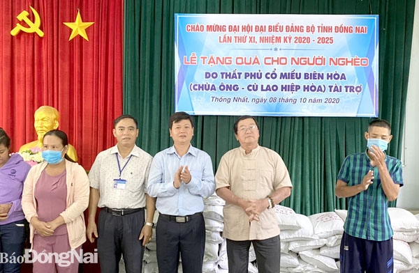 Lãnh đạo Ủy ban MTTQ Việt Nam tỉnh và các nhà tài trợ tặng gạo hỗ trợ đồng bào nghèo trong tỉnh