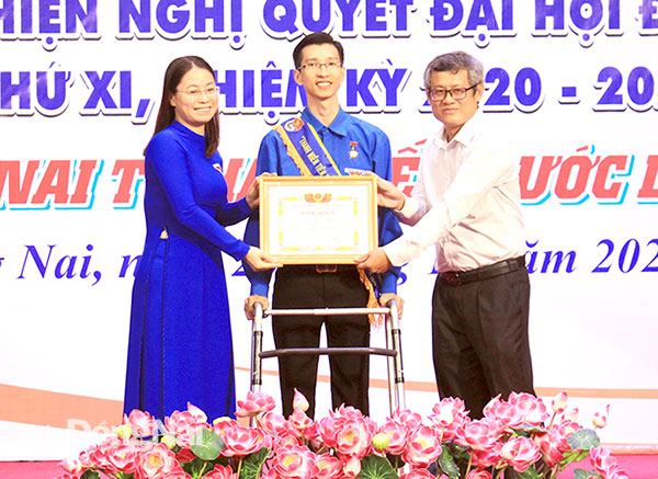 Anh Nguyễn Ngọc Hà, Giám đốc Công ty TNHH Xây dựng Xu hướng Việt - Vinatrends vinh dự là một trong 90 thanh niên tiên tiến làm theo lời Bác năm 2020. Ảnh: Nga Sơn