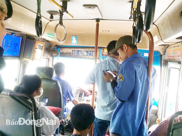 Một số người dân đi trên tuyến xe buýt số 10 (từ ngã tư Vũng Tàu đi Bến xe Xuân Lộc) không đeo khẩu trang. Ảnh: Thanh Hải