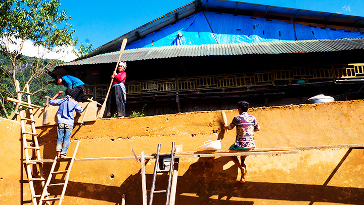 Currently, the Black Ha Nhi are still building their homes with earthen walls.