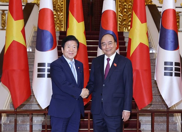 Prime Minister Nguyen Xuan Phuc (R) and Speaker of the RoK National Assembly Park Byeong-Seug.