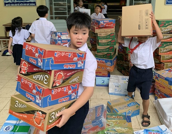 Học sinh Trường tiểu học Long Khánh (TP.Long Khánh) quyên góp thực phẩm gửi đồng bào miền Trung bị thiên tai