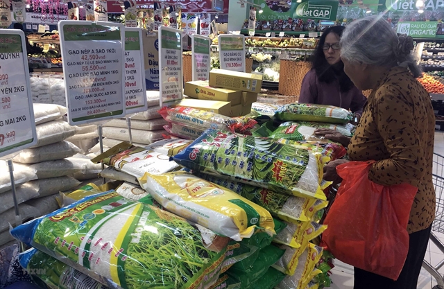 Consumers shop at BigC supermarket in Hà Nội. Provinces and cities were gearing up preparation for Tết (Lunar New Year) holiday to ensure an adequate supply of essential goods. — VNA/VNS Photo Trần Việt