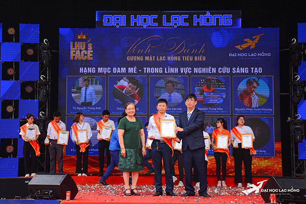 TS.Lâm Thành Hiển và Nguyễn Thị Thu Lan, Phó hiệu trưởng Trường đại học Lạc Hồng trao khen thưởng cho sinh viên tiêu biểu