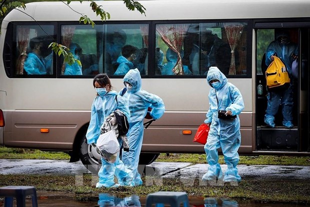 People leaves a bus to enter quarantine site (Photo: VNA)