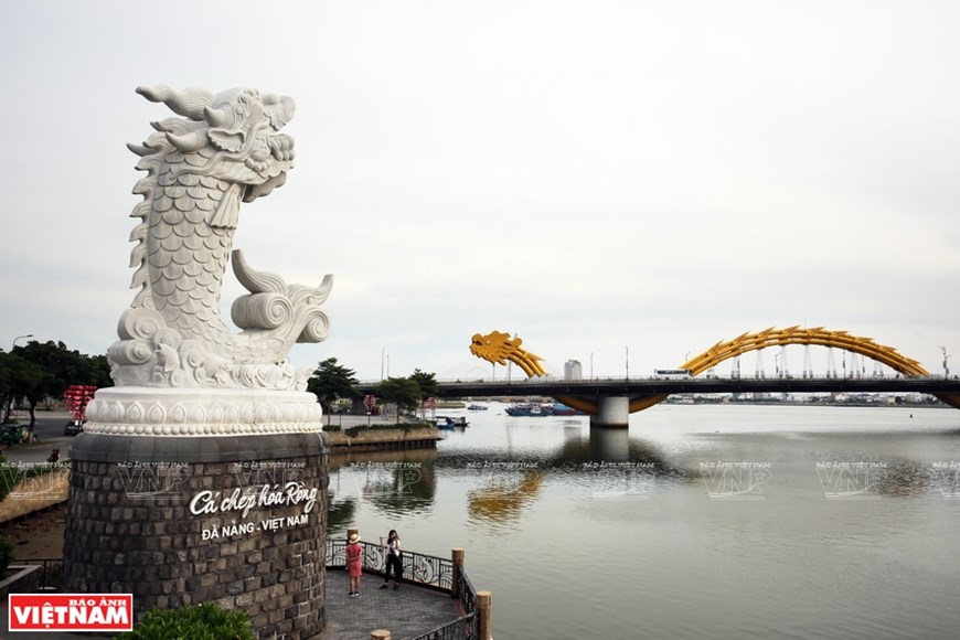 Dragon bridge is a symbol of the upward development of Da Nang. 