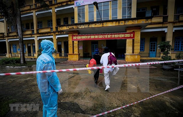 People enter a quarantine site in Hoa Binh  (Source: VNA)