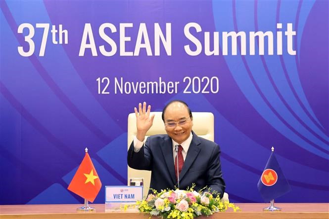 Prime Minister Nguyen Xuan Phuc chairs the plenary session of the 37th ASEAN Summit